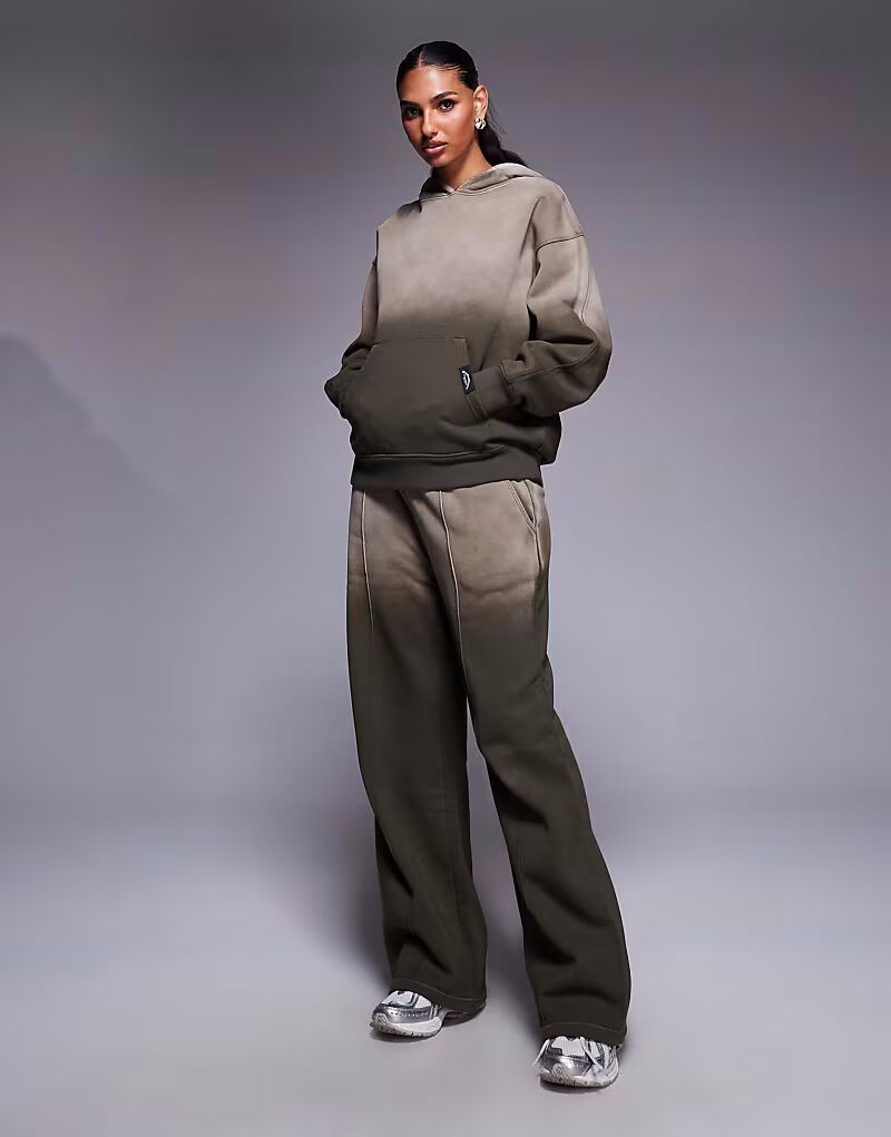 Мешковатые джоггеры Gradient в серо-коричневом цвете Good For Nothing
Мешковатые джоггеры Gradient в серо-коричневом цвете Good For Nothing