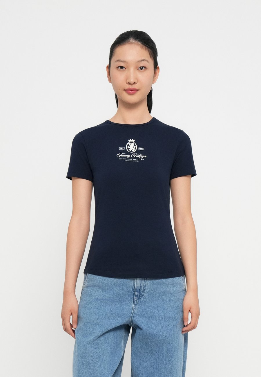 Футболка Tommy Hilfiger VARSITY CREST SLIM TEE, Dark Night Navy/Dark Blue, Синий, Футболка Tommy Hilfiger VARSITY CREST SLIM TEE, Dark Night Navy/Dark Blue
Футболка Tommy Hilfiger VARSITY CREST SLIM TEE, Dark Night Navy/Dark Blue, Синий, Футболка Tommy Hilfiger VARSITY CREST SLIM TEE, Dark Night Navy/Dark Blue