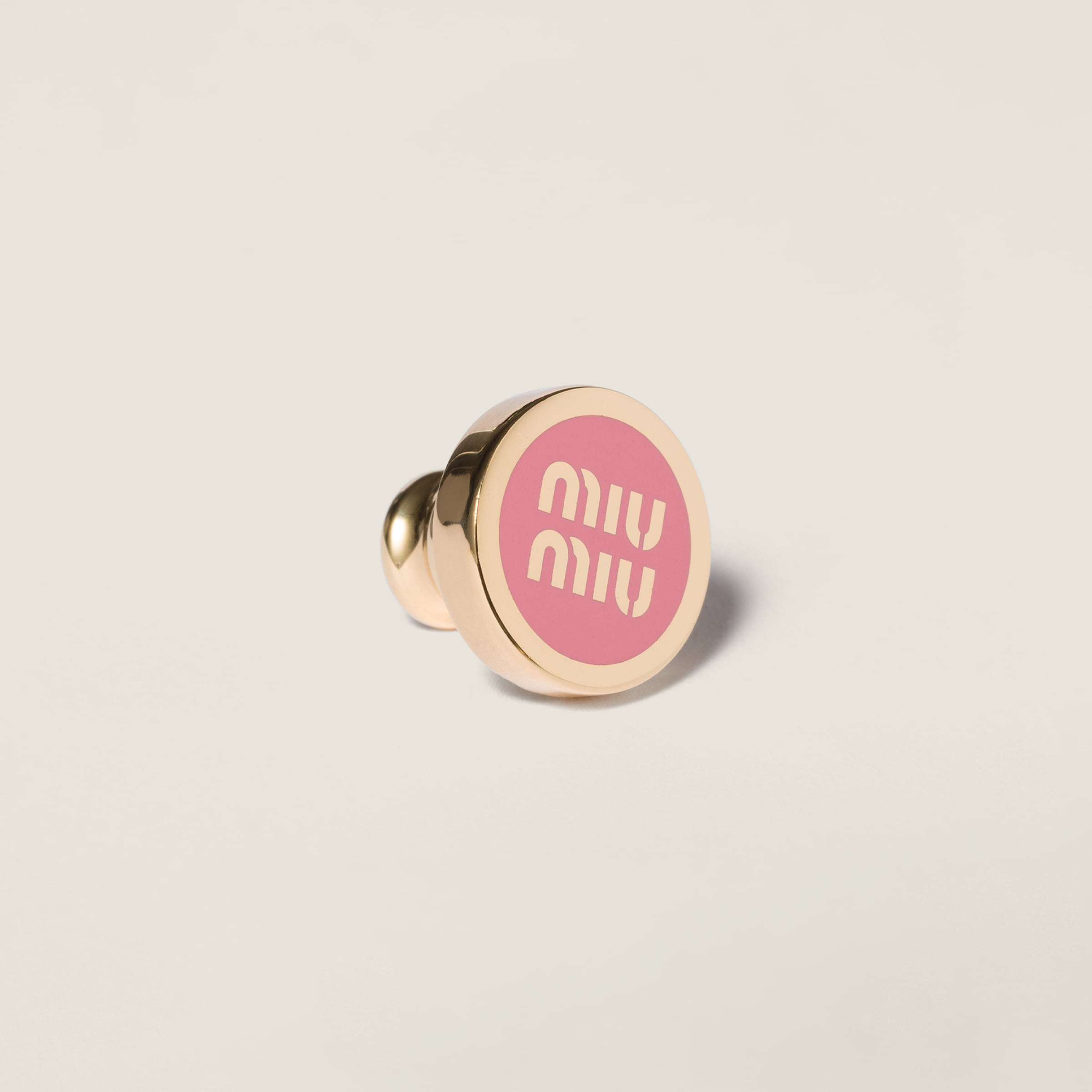 Эмалированная металлическая брошь с логотипом MIU MIU, розовая
Эмалированная металлическая брошь с логотипом MIU MIU, розовая