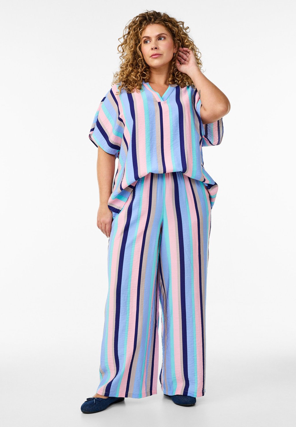 Брюки LOCKER GESCHNITTENE MIT STREIFEN Zizzi, светло-голубой
Брюки LOCKER GESCHNITTENE MIT STREIFEN Zizzi, светло-голубой