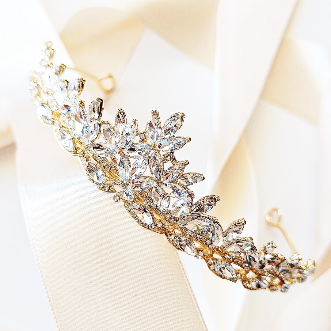 Коконет, золотая диадема для свадьбы, впечатляющая корона, тиара, гламурный шик, со вкусом Kokonet 
Коконет, золотая диадема для свадьбы, впечатляющая корона, тиара, гламурный шик, со вкусом Kokonet