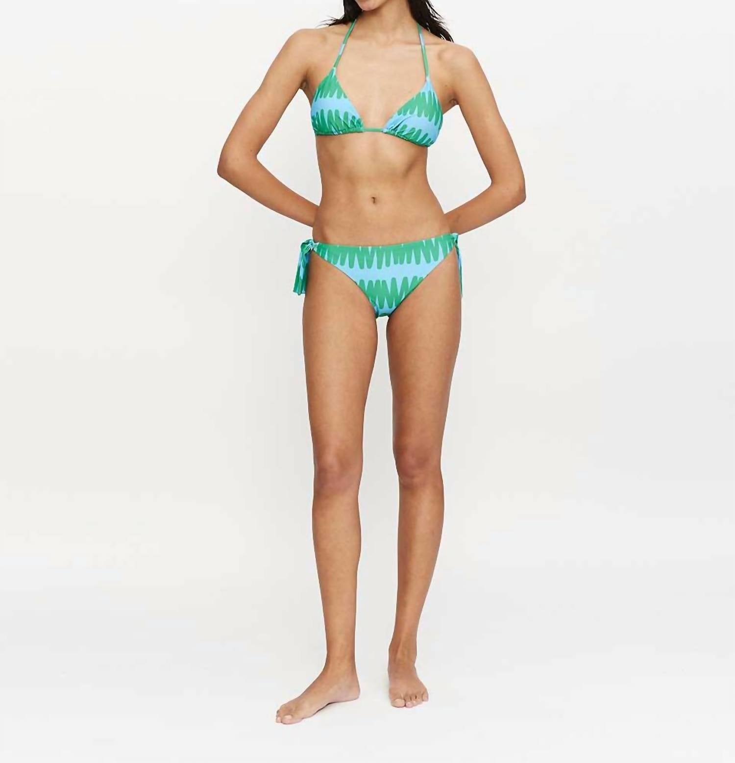 Верх бикини с принтом «волнистые линии» в синем/зеленом цвете Compania Fantastica
Верх бикини с принтом «волнистые линии» в синем/зеленом цвете Compania Fantastica