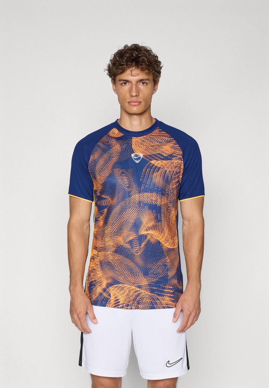 Футболка Nike Performance ACADEMY+ TOP, Blue Void/Laser Orange/Bright Crimson/Blue, Оранжевый, Футболка Nike Performance ACADEMY+ TOP, Blue Void/Laser Orange/Bright Crimson/Blue
Футболка Nike Performance ACADEMY+ TOP, Blue Void/Laser Orange/Bright Crimson/Blue, Оранжевый, Футболка Nike Performance ACADEMY+ TOP, Blue Void/Laser Orange/Bright Crimson/Blue