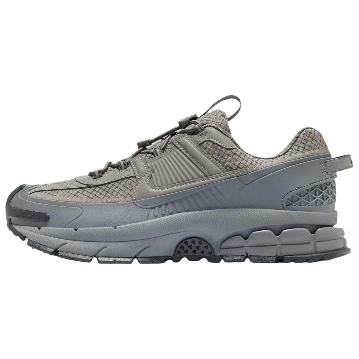 Дышащие повседневные беговые кроссовки ZOOM VOMERO ROAM Unisex Asphalt Gray Nike, серый
Дышащие повседневные беговые кроссовки ZOOM VOMERO ROAM Unisex Asphalt Gray Nike, серый