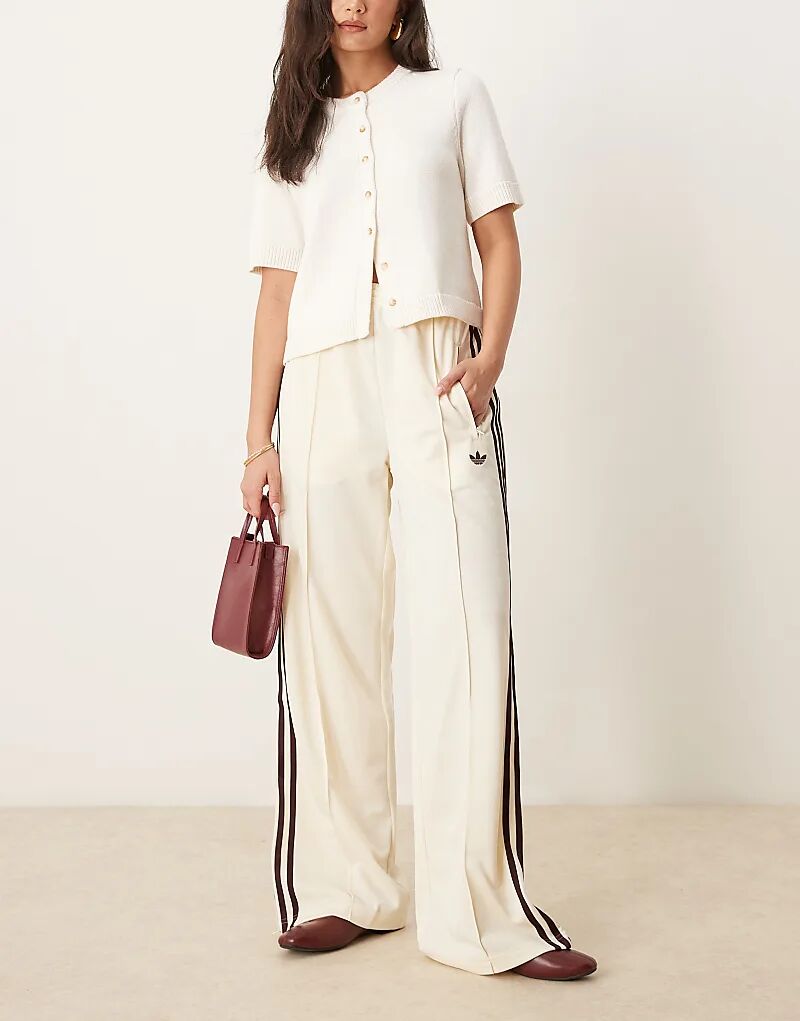 Спортивные брюки adidas Originals Firebird Loose кремового и бордового цветов
Спортивные брюки adidas Originals Firebird Loose кремового и бордового цветов