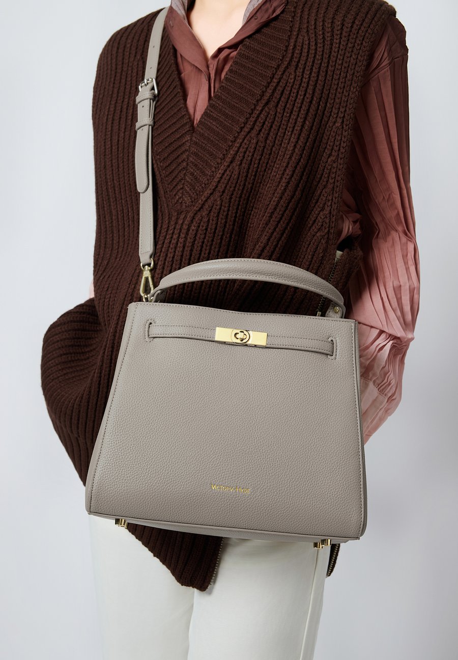 Сумка Victoria Hyde VICTORIA III, Grau/Grey
Сумка Victoria Hyde VICTORIA III, Grau/Grey