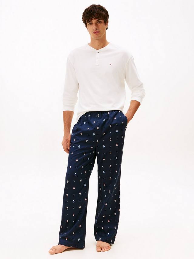 Хлопковый комплект пижамы с длинным рукавом и воротником хенли в подарочной коробке Tommy Hilfiger, Ecru/Crest Aop
Хлопковый комплект пижамы с длинным рукавом и воротником хенли в подарочной коробке Tommy Hilfiger, Ecru/Crest Aop