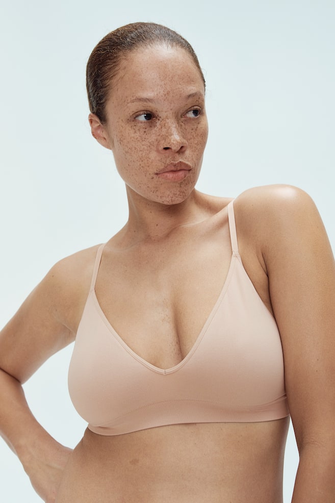 Мягкий бесшовный бюстгальтер с подкладкой H&M, бежевый 
Мягкий бесшовный бюстгальтер с подкладкой H&M, бежевый