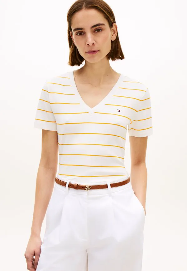 Футболка с v-образным вырезом в рубчик, приталенного кроя, с принтом. Tommy Hilfiger, Fine Ecru/Orange Flash, Серый, Футболка с v-образным вырезом в рубчик, приталенного кроя, с принтом. Tommy Hilfiger, Fine Ecru/Orange Flash
Футболка с v-образным вырезом в рубчик, приталенного кроя, с принтом. Tommy Hilfiger, Fine Ecru/Orange Flash, Серый, Футболка с v-образным вырезом в рубчик, приталенного кроя, с принтом. Tommy Hilfiger, Fine Ecru/Orange Flash