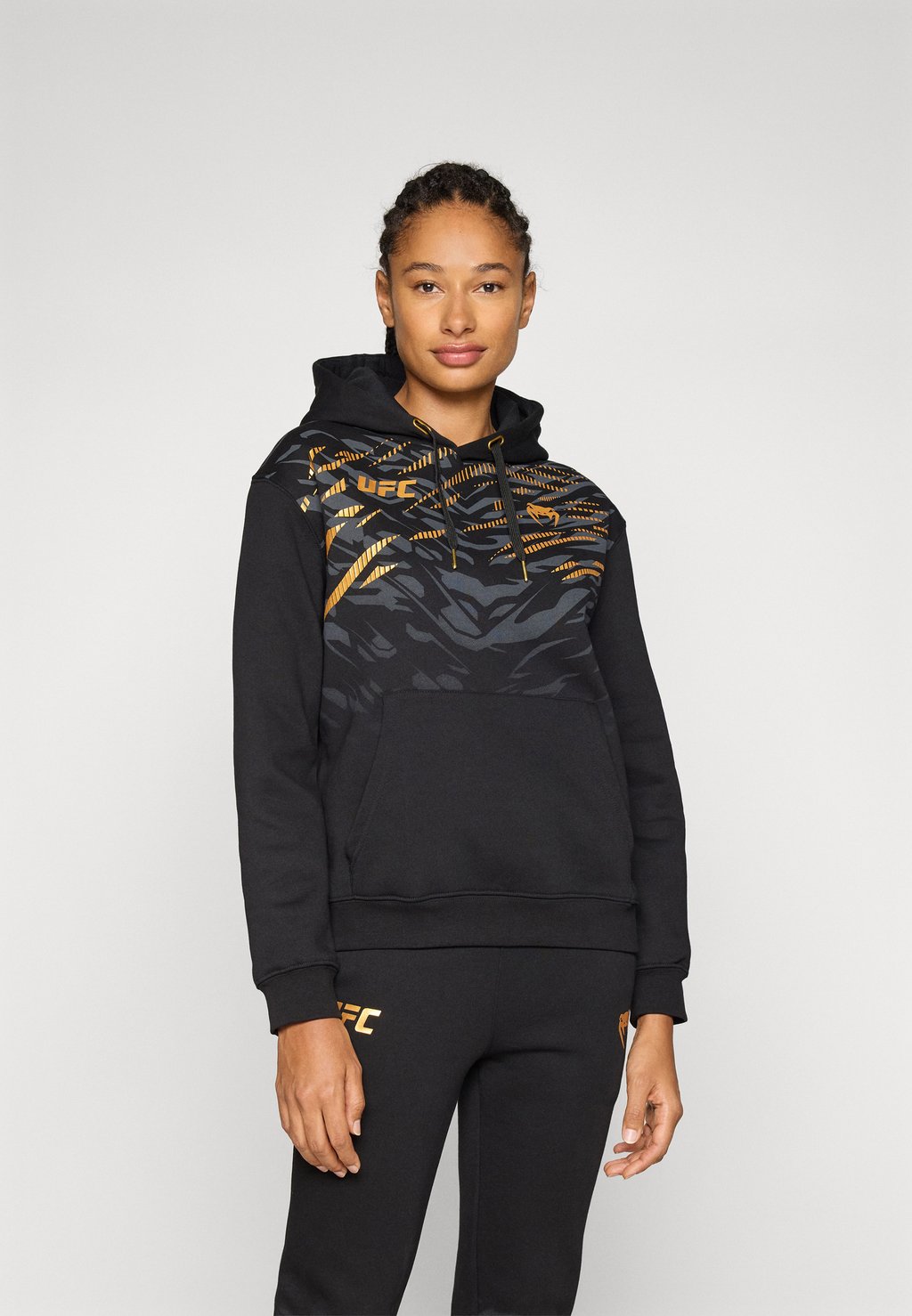 Толстовка с капюшоном UFC FUSION WOMENS REPLICA HOODIE CHAMPION Venum, черный
Толстовка с капюшоном UFC FUSION WOMENS REPLICA HOODIE CHAMPION Venum, черный