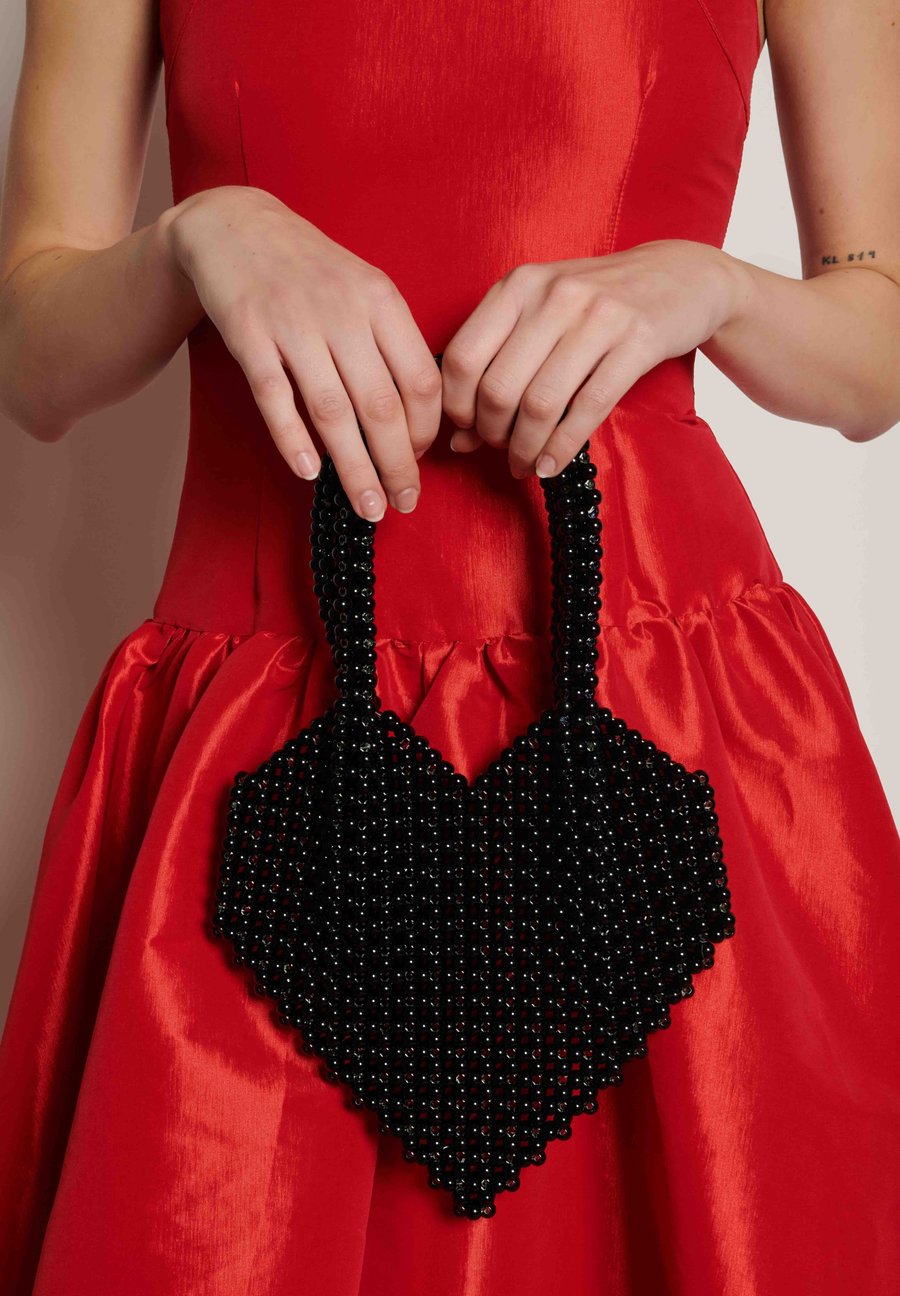 Сумка Sister Jane SHOWSTOPPER HEART BEAD BAG, Black
Сумка Sister Jane SHOWSTOPPER HEART BEAD BAG, Black