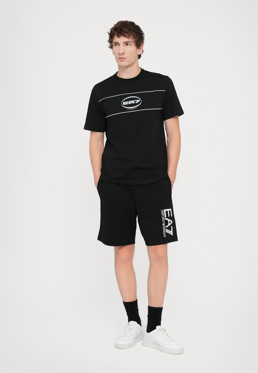 Футболка EA7 Emporio Armani TRAIN LOGO TEE UNISEX, Black/Silver Coloured/Black, Черный, Футболка EA7 Emporio Armani TRAIN LOGO TEE UNISEX, Black/Silver Coloured/Black
Футболка EA7 Emporio Armani TRAIN LOGO TEE UNISEX, Black/Silver Coloured/Black, Черный, Футболка EA7 Emporio Armani TRAIN LOGO TEE UNISEX, Black/Silver Coloured/Black