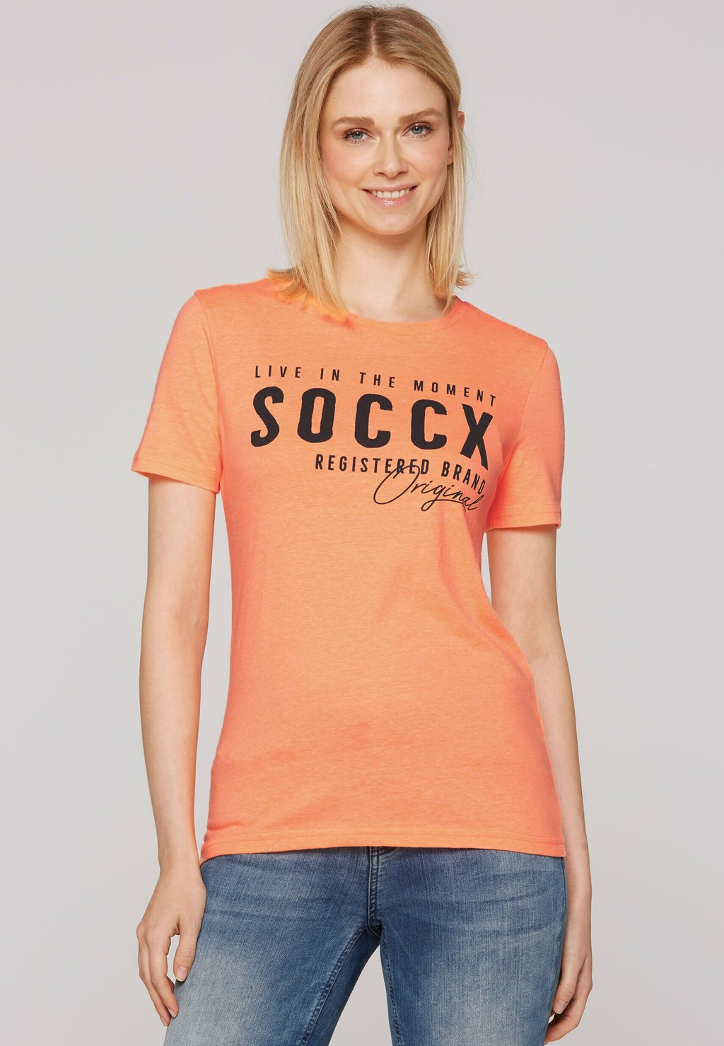 Футболка с принтом MIT RUNDHALSAUSSCHNITT UND LOGO Soccx, флуоресцентный оранжевый
Футболка с принтом MIT RUNDHALSAUSSCHNITT UND LOGO Soccx, флуоресцентный оранжевый