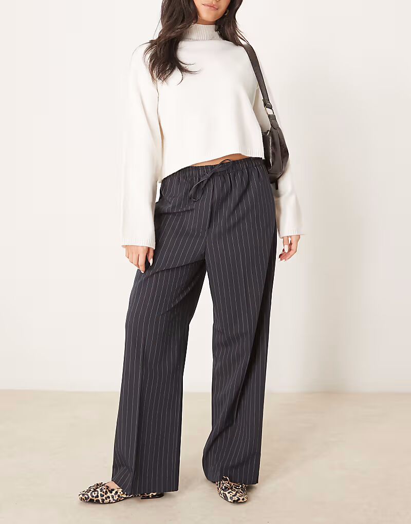 Брюки ASOS DESIGN в темно-синюю полоску, приталенные и застегивающиеся
Брюки ASOS DESIGN в темно-синюю полоску, приталенные и застегивающиеся