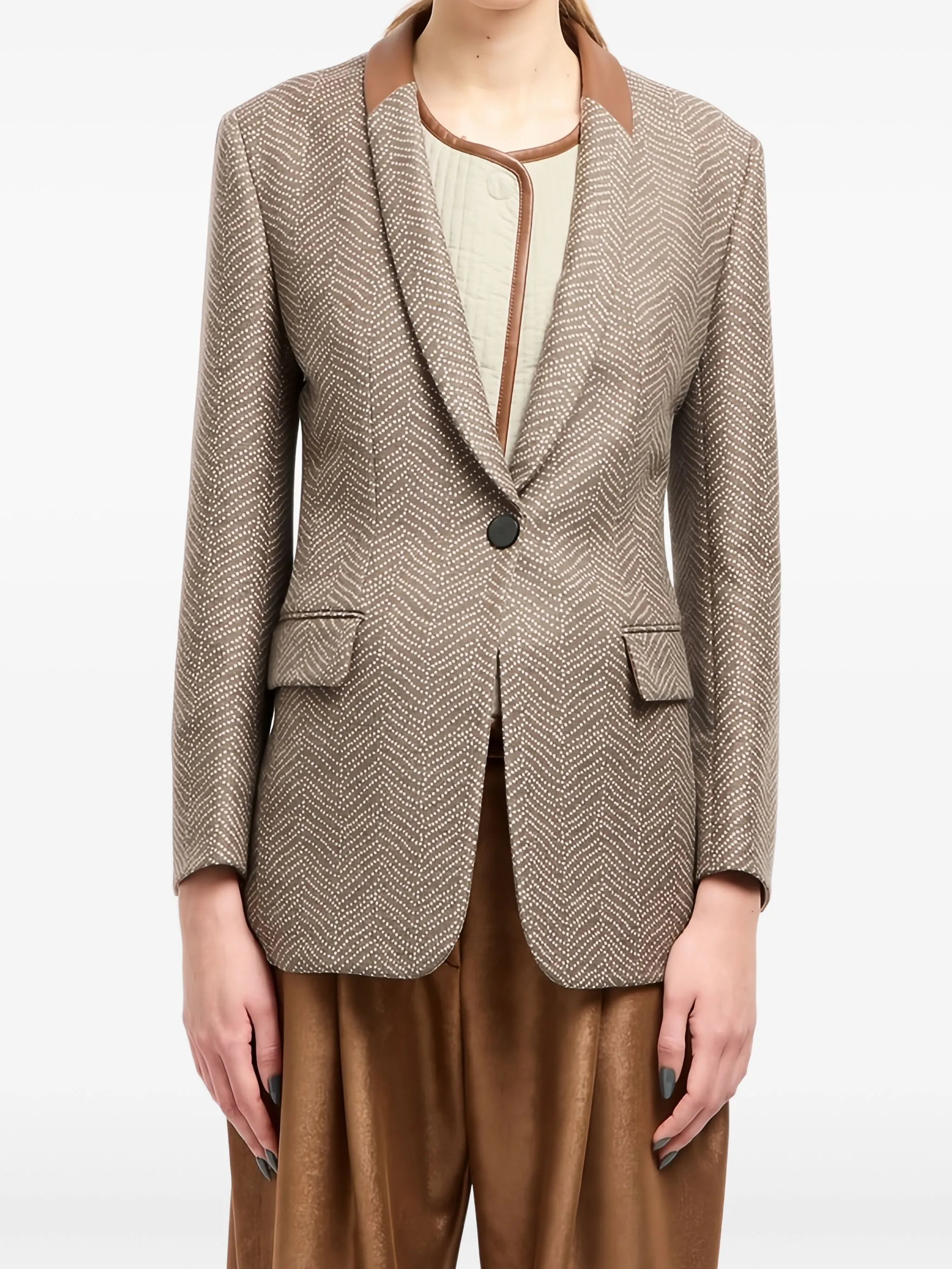 Однобортный блейзер с узором шеврон Giorgio Armani, бежевый
Однобортный блейзер с узором шеврон Giorgio Armani, бежевый