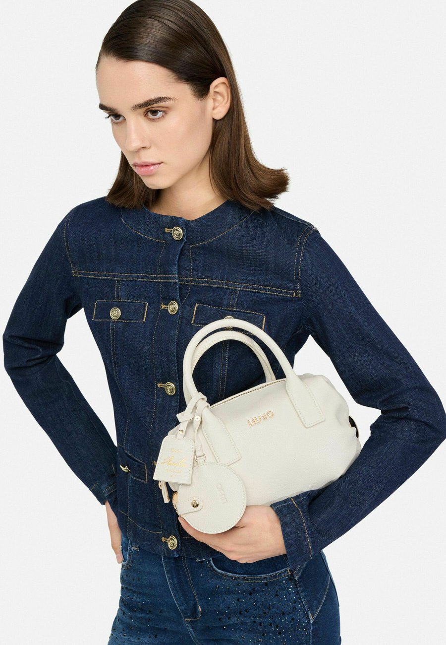 Сумка LIU JO SMALL WITH CHARM, White
Сумка LIU JO SMALL WITH CHARM, White