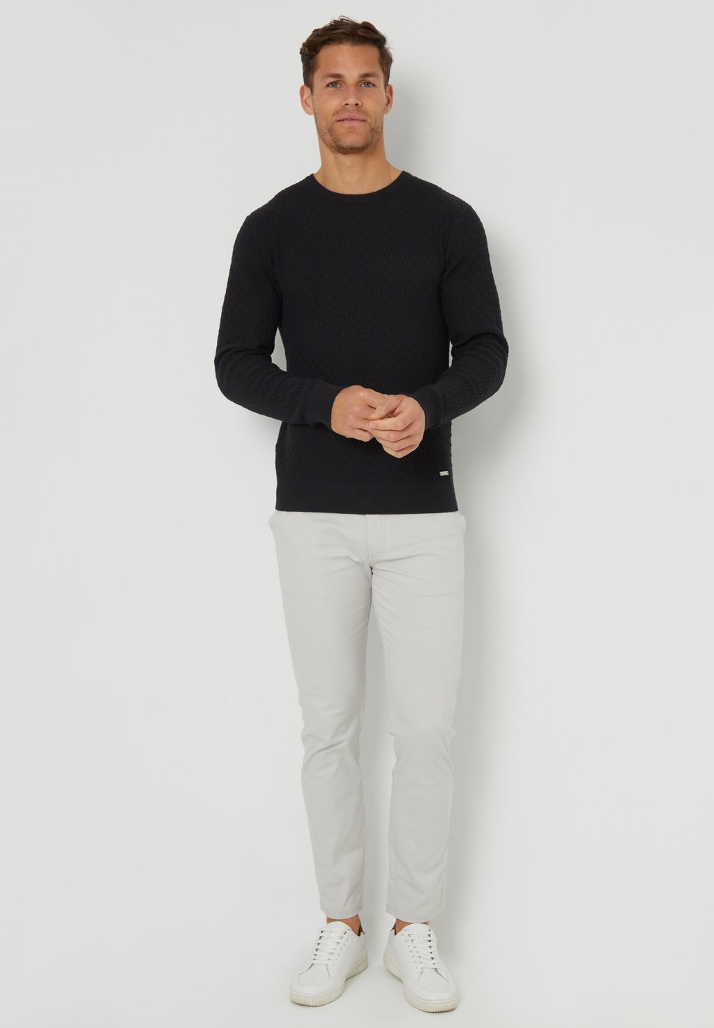 Джемпер STALEYHALL Threadbare, черный
Джемпер STALEYHALL Threadbare, черный