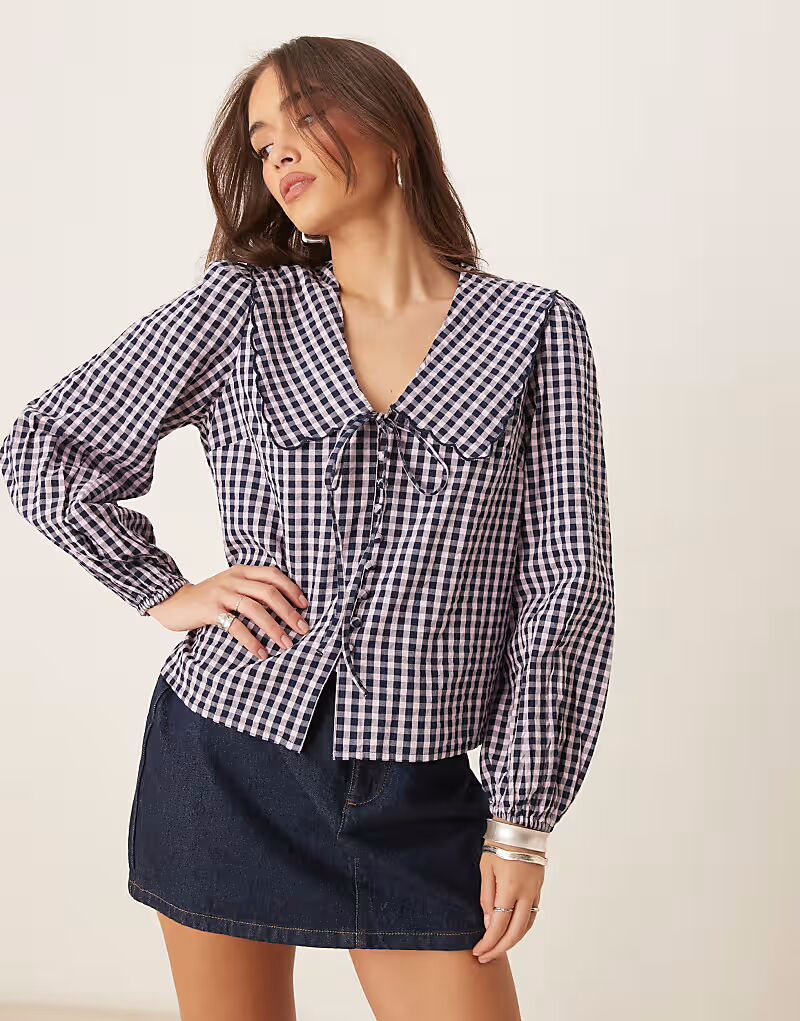 Блузка Nobody's Child Birdie с фестончатым воротником в однотонную клетку 
Блузка Nobody's Child Birdie с фестончатым воротником в однотонную клетку