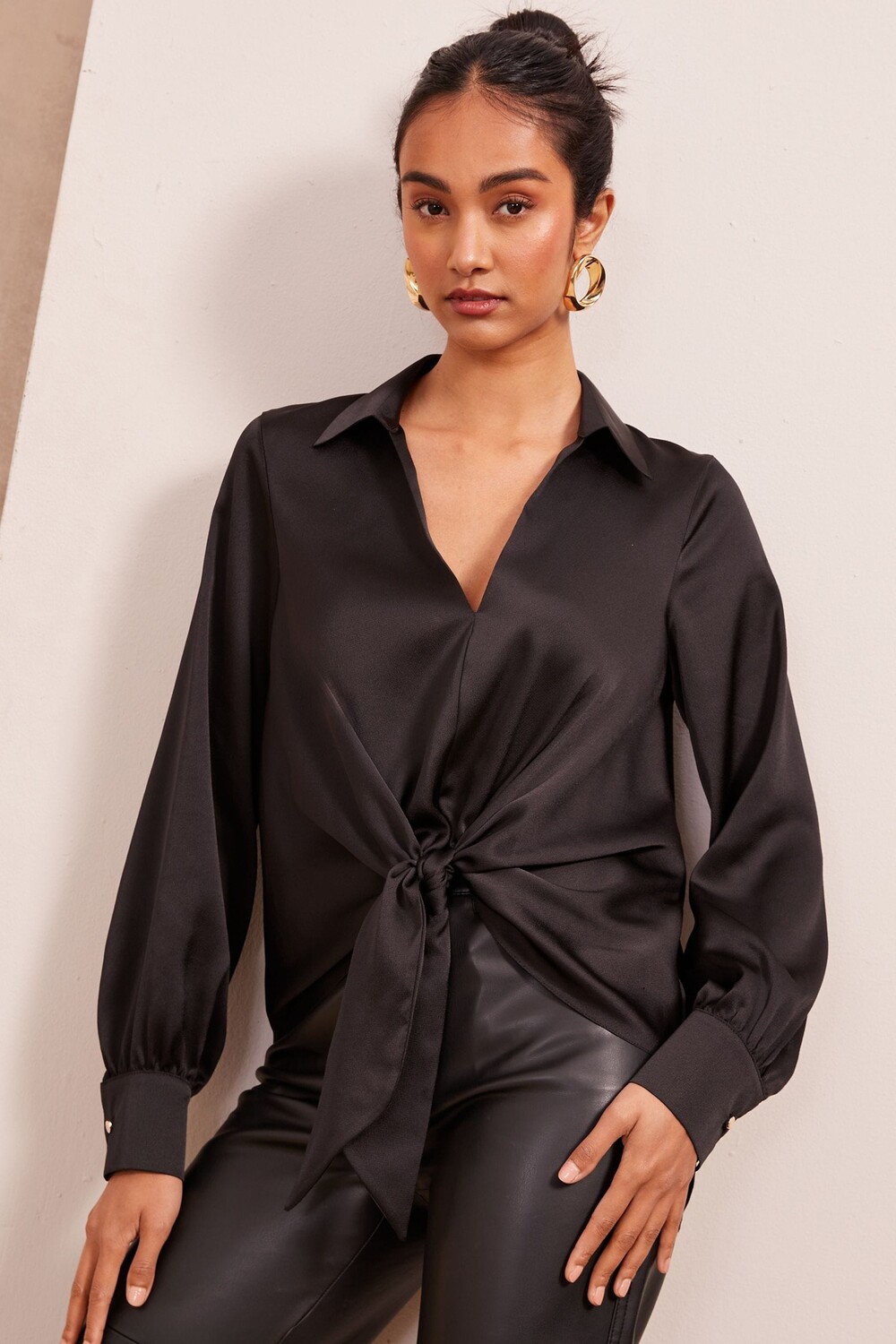 Рубашка из атласа с завязками спереди и длинным рукавом Friends Like These, черный
Рубашка из атласа с завязками спереди и длинным рукавом Friends Like These, черный