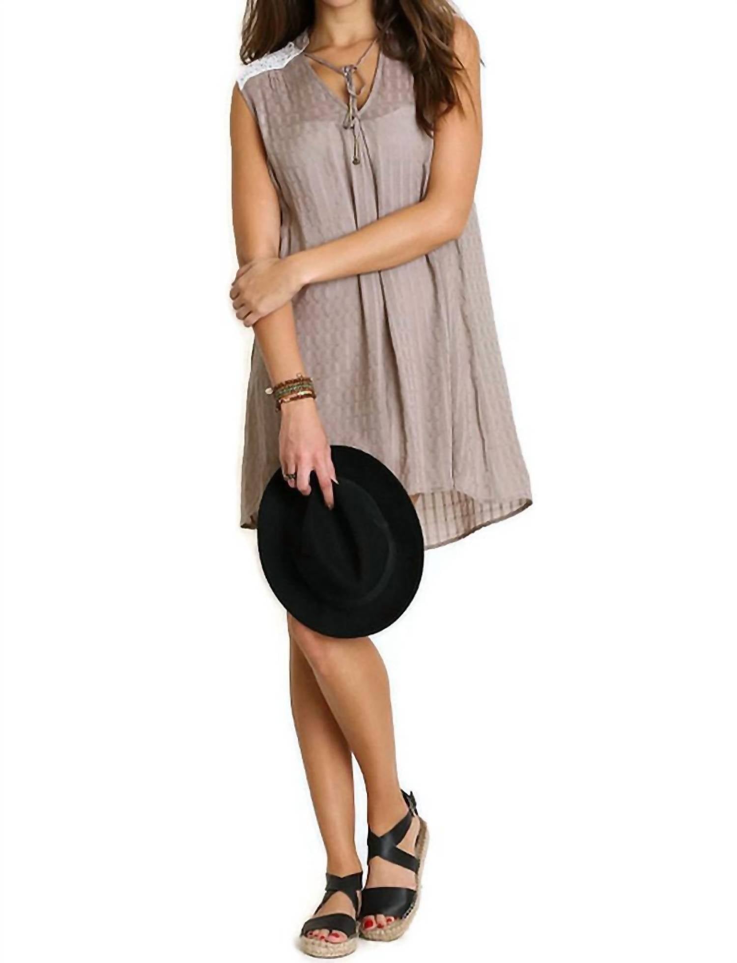 Богемное кружевное платье без рукавов в цвете мокко Umgee, мокко
Богемное кружевное платье без рукавов в цвете мокко Umgee, мокко