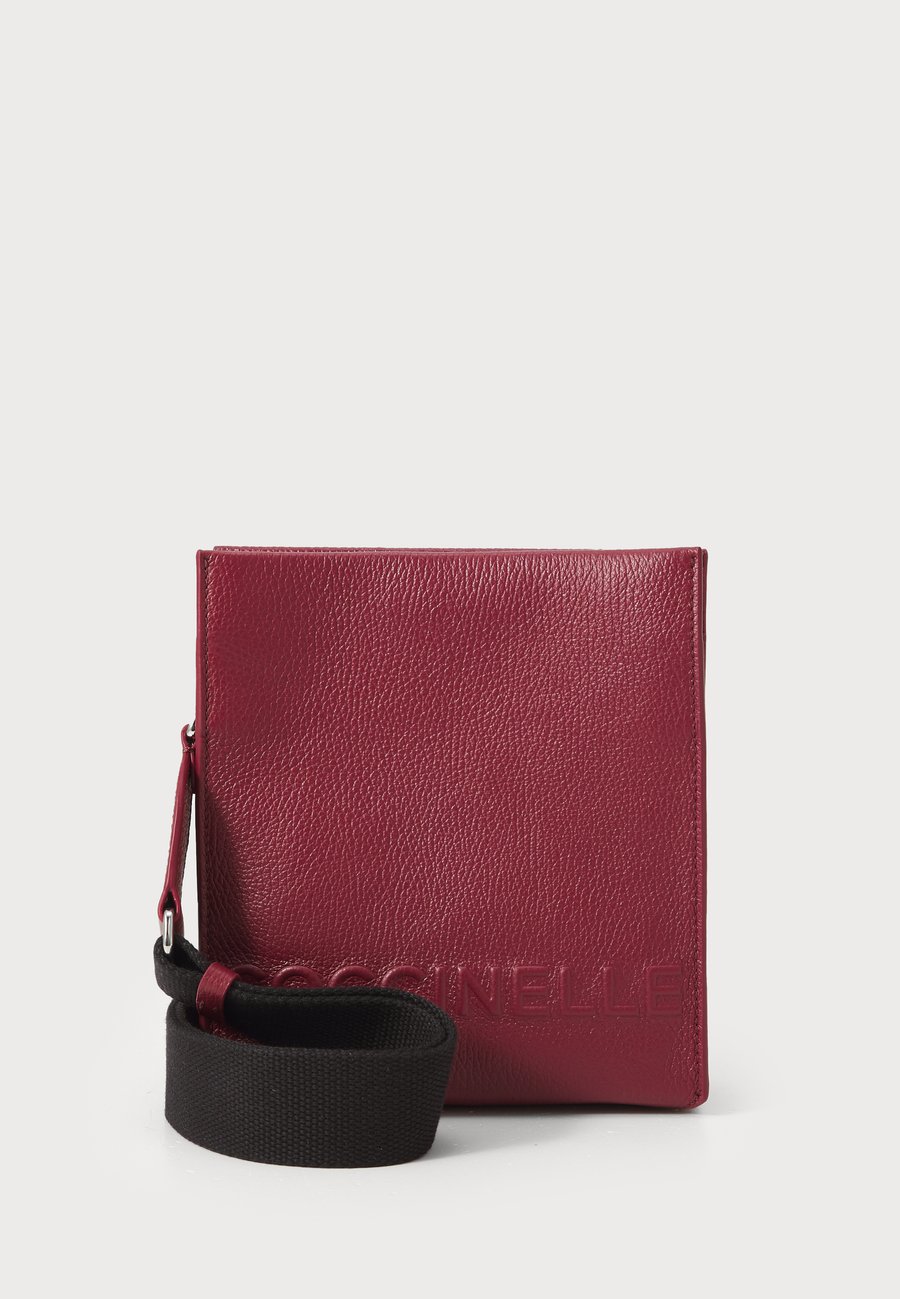 Сумка кросс-боди Coccinelle MYRTHA MAXI LOG, Ribes/Dark Red
Сумка кросс-боди Coccinelle MYRTHA MAXI LOG, Ribes/Dark Red