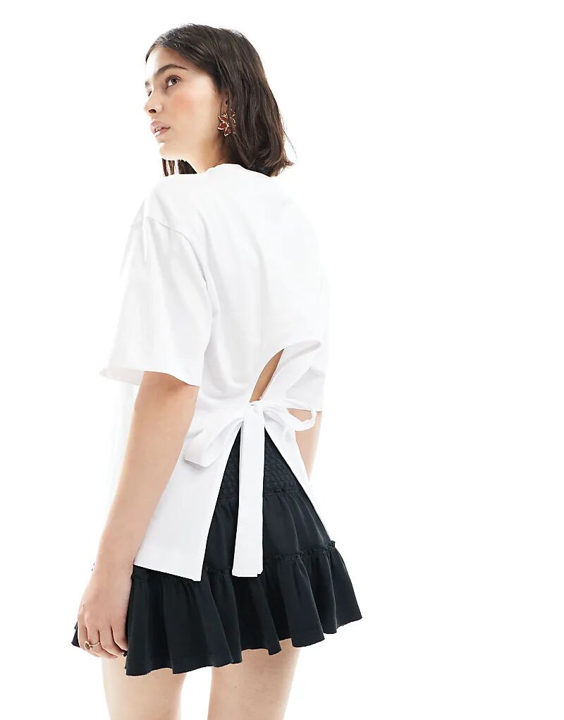 Белая футболка Miss Selfridge с завязкой сзади
Белая футболка Miss Selfridge с завязкой сзади