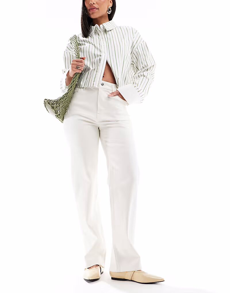 Джинсы с карманами в форме сердца и прямыми штанинами Miss Selfridge
Джинсы с карманами в форме сердца и прямыми штанинами Miss Selfridge