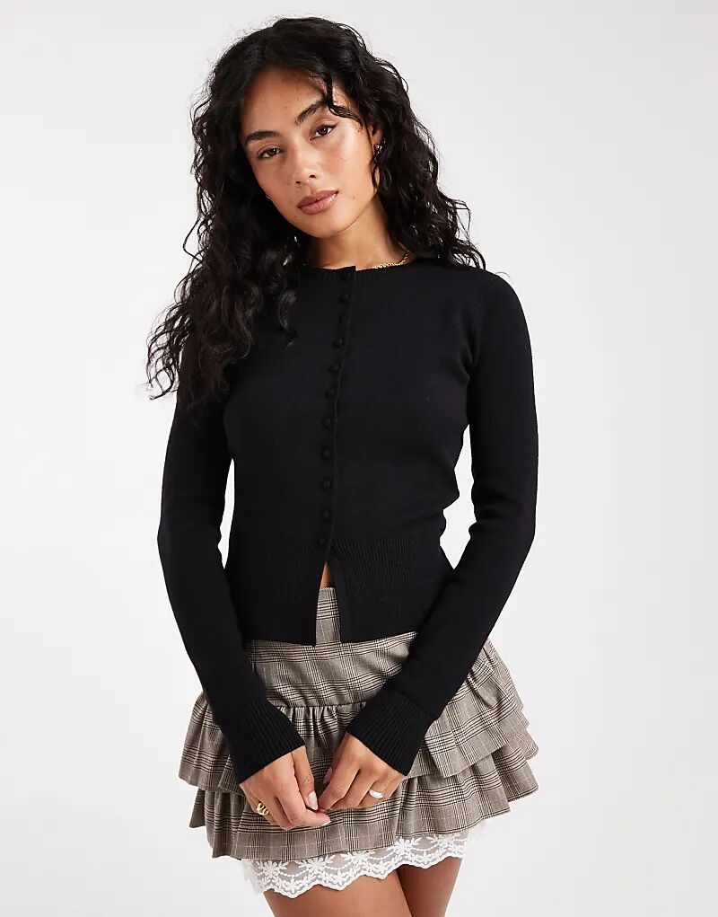 Плотный кардиган с потертыми пуговицами черного цвета
Плотный кардиган с потертыми пуговицами черного цвета