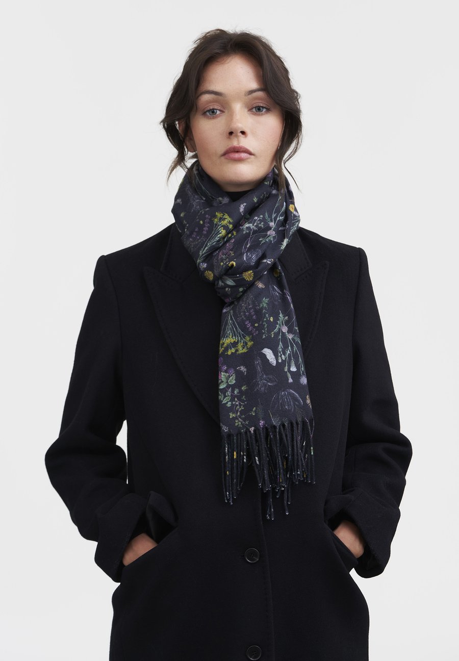 Шарф FABLE ENGLAND WILDERNESS TASSEL, Black
Шарф FABLE ENGLAND WILDERNESS TASSEL, Black