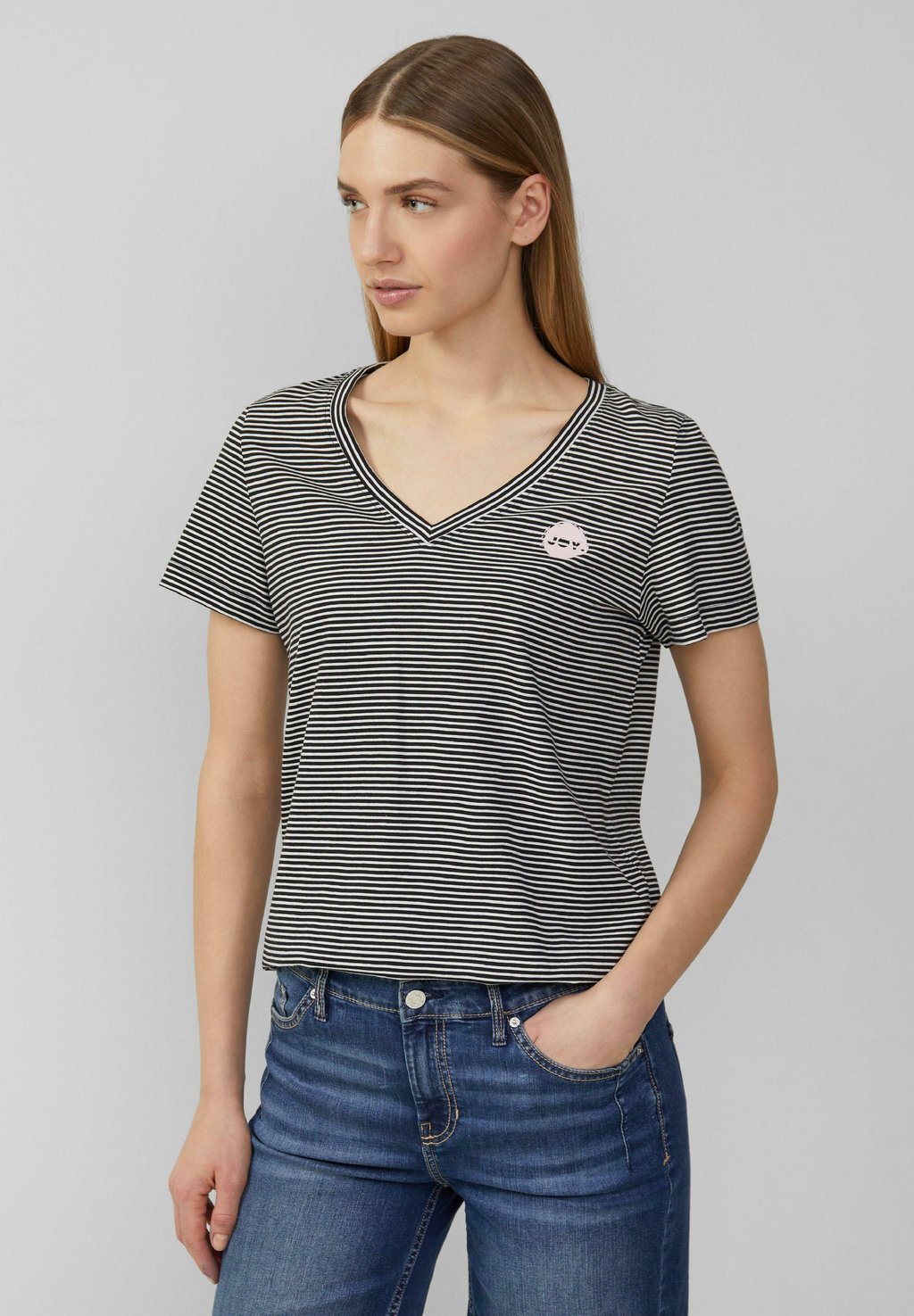 Футболка с принтом MIT V-AUSSCHNITT UND -DETAIL s.Oliver, черный
Футболка с принтом MIT V-AUSSCHNITT UND -DETAIL s.Oliver, черный