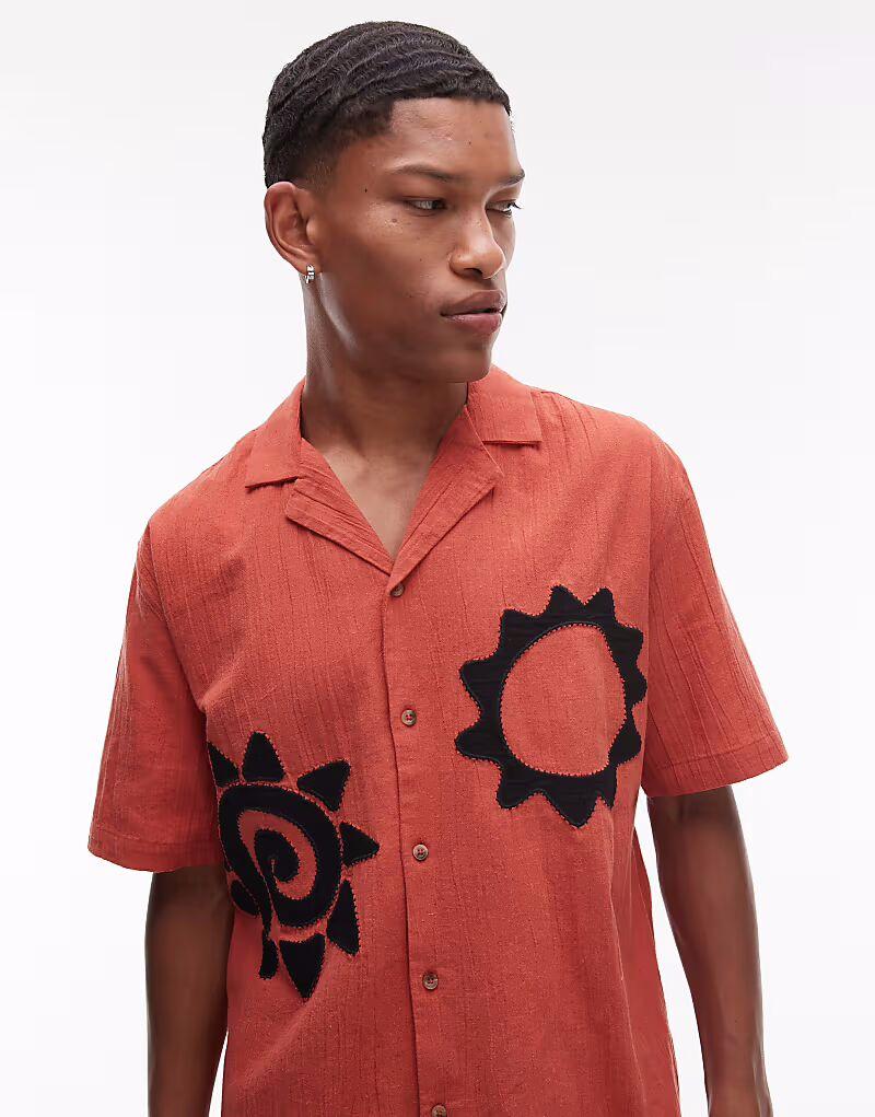 Рубашка Topman с короткими рукавами и вышивкой красного цвета
Рубашка Topman с короткими рукавами и вышивкой красного цвета