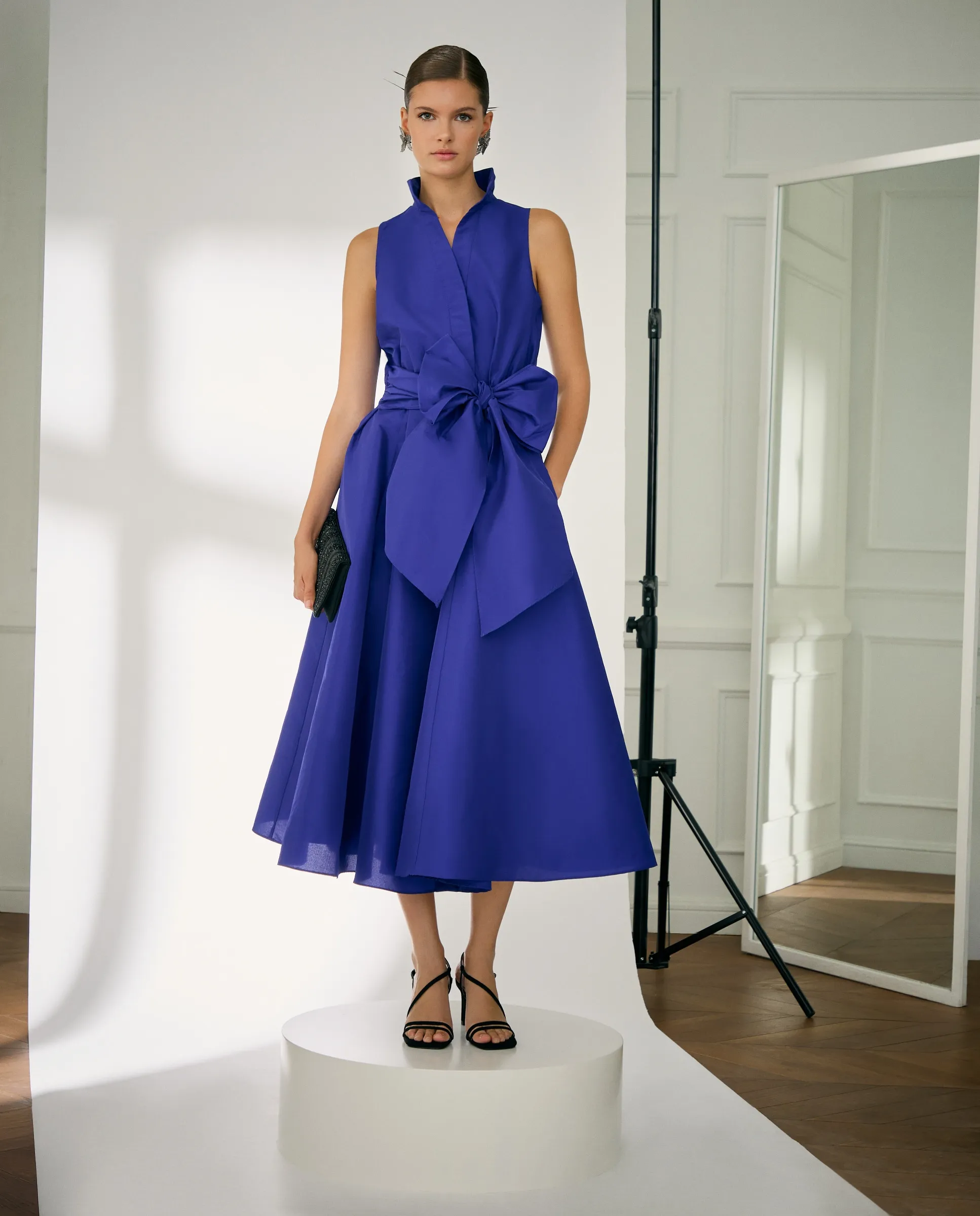 Короткое бесшовное платье с объемом из тафты Woman Fiesta El Corte Inglés, темно-синий
Короткое бесшовное платье с объемом из тафты Woman Fiesta El Corte Inglés, темно-синий