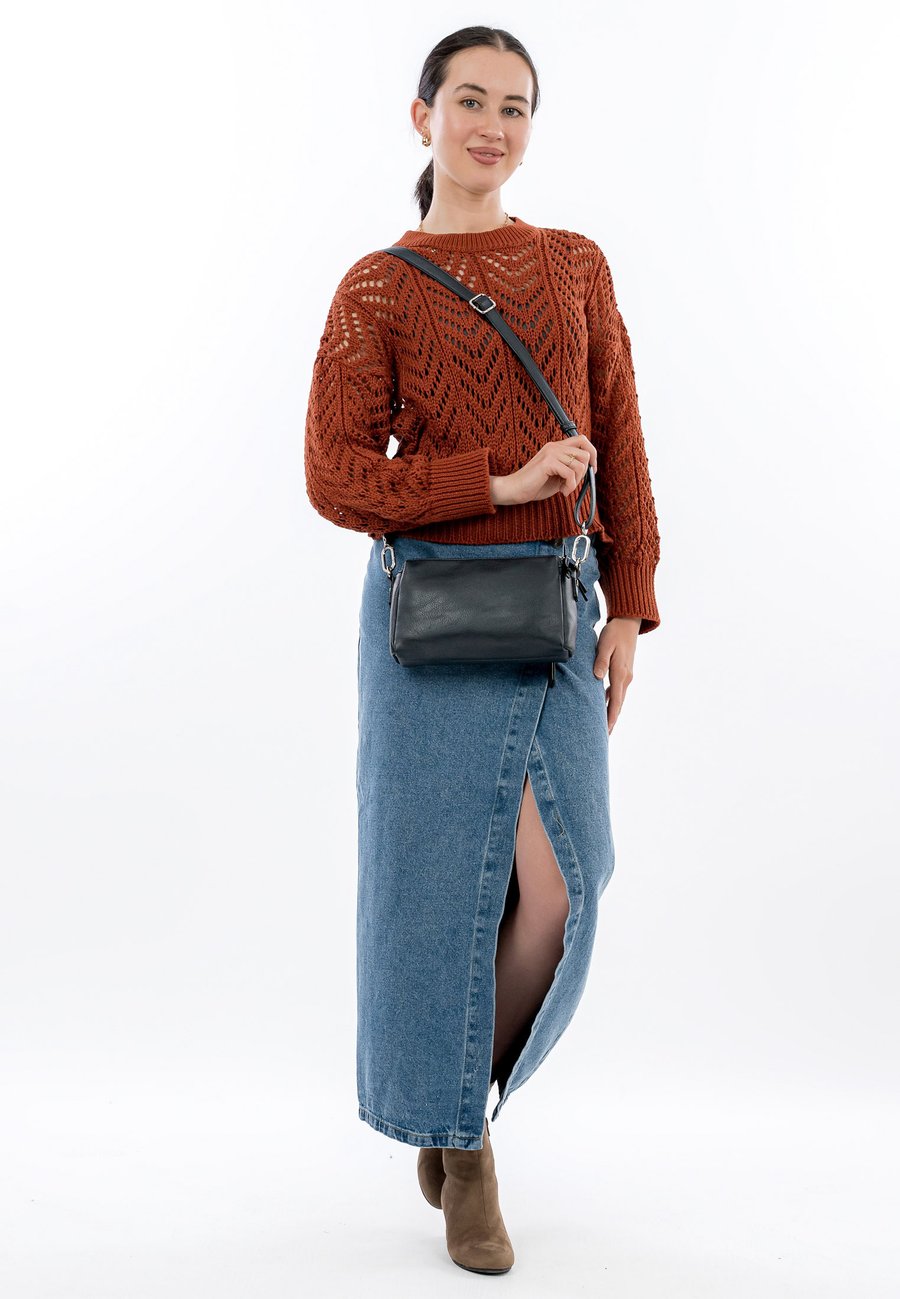 Сумка кросс-боди SURI FREY ABBEY, Blue/Dark Blue
Сумка кросс-боди SURI FREY ABBEY, Blue/Dark Blue