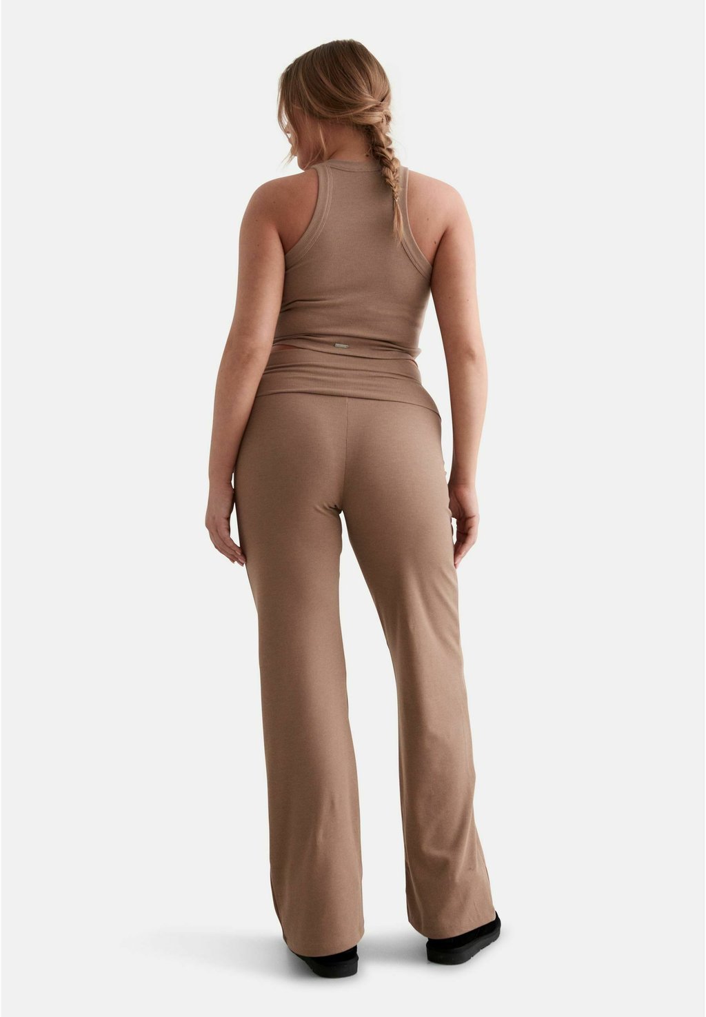 Топ EASE RIBBBED TANK aim’n®, светло-коричневый
Топ EASE RIBBBED TANK aim’n®, светло-коричневый