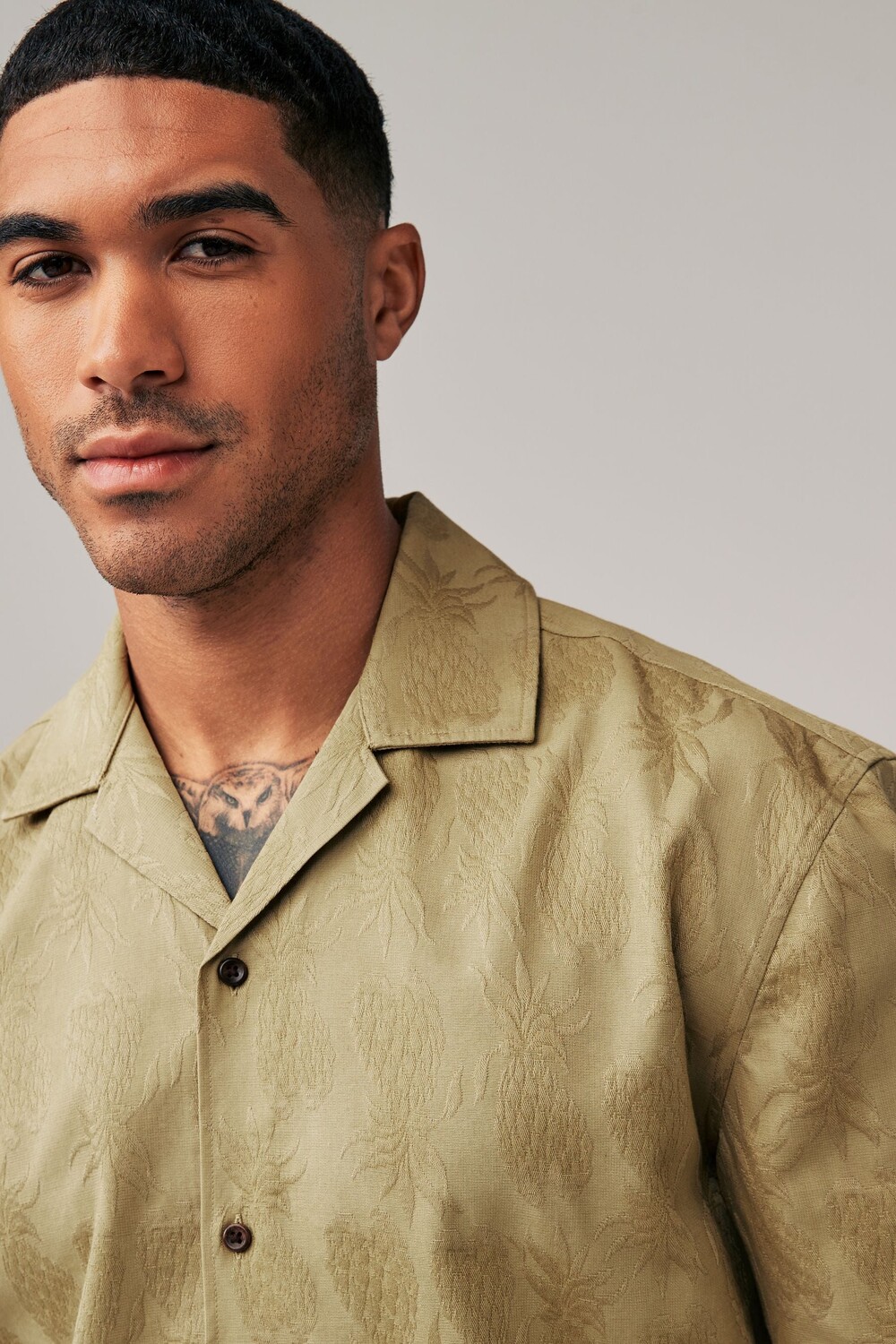 Вышитая рубашка с короткими рукавами и кубинским воротником Next, бежевый
Вышитая рубашка с короткими рукавами и кубинским воротником Next, бежевый