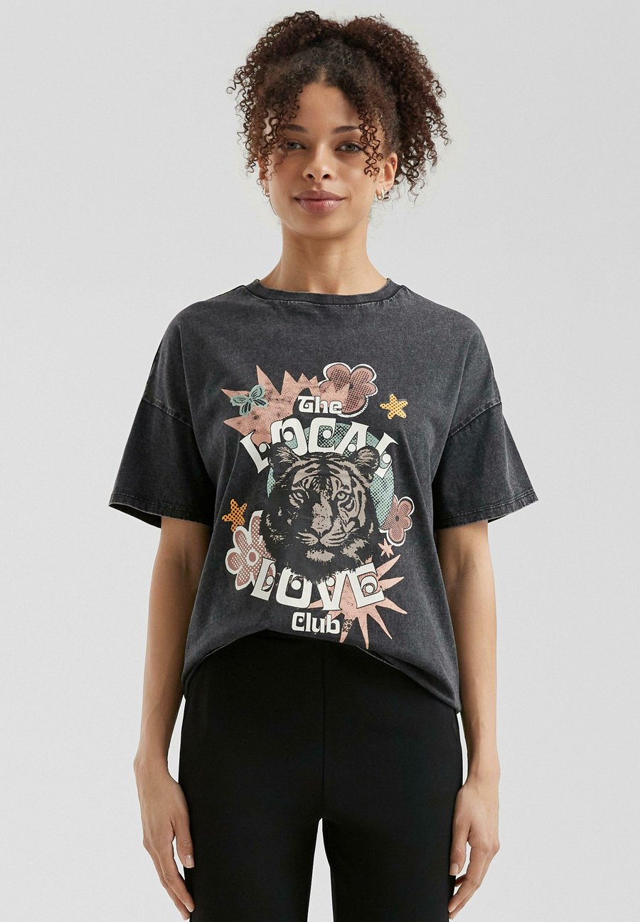 Футболка QS GEWASCHENES IM OVERSIZED FIT, Schwarz/Dark Grey, Серый, Футболка QS GEWASCHENES IM OVERSIZED FIT, Schwarz/Dark Grey
Футболка QS GEWASCHENES IM OVERSIZED FIT, Schwarz/Dark Grey, Серый, Футболка QS GEWASCHENES IM OVERSIZED FIT, Schwarz/Dark Grey