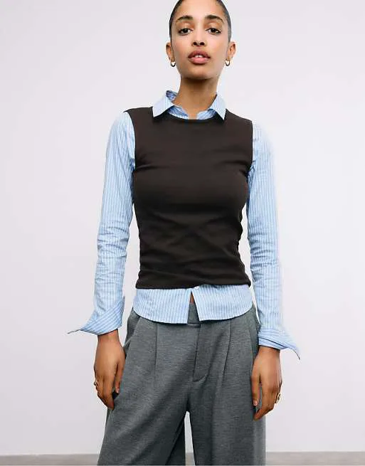 Коричневая футболка без рукавов Stradivarius Basic
Коричневая футболка без рукавов Stradivarius Basic