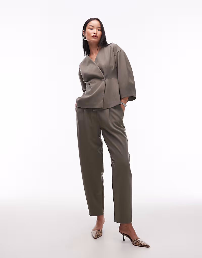 Брюки-бочонки с высокой талией, приталенные, в цвете «кавер-зеленый» Aware
Брюки-бочонки с высокой талией, приталенные, в цвете «кавер-зеленый» Aware