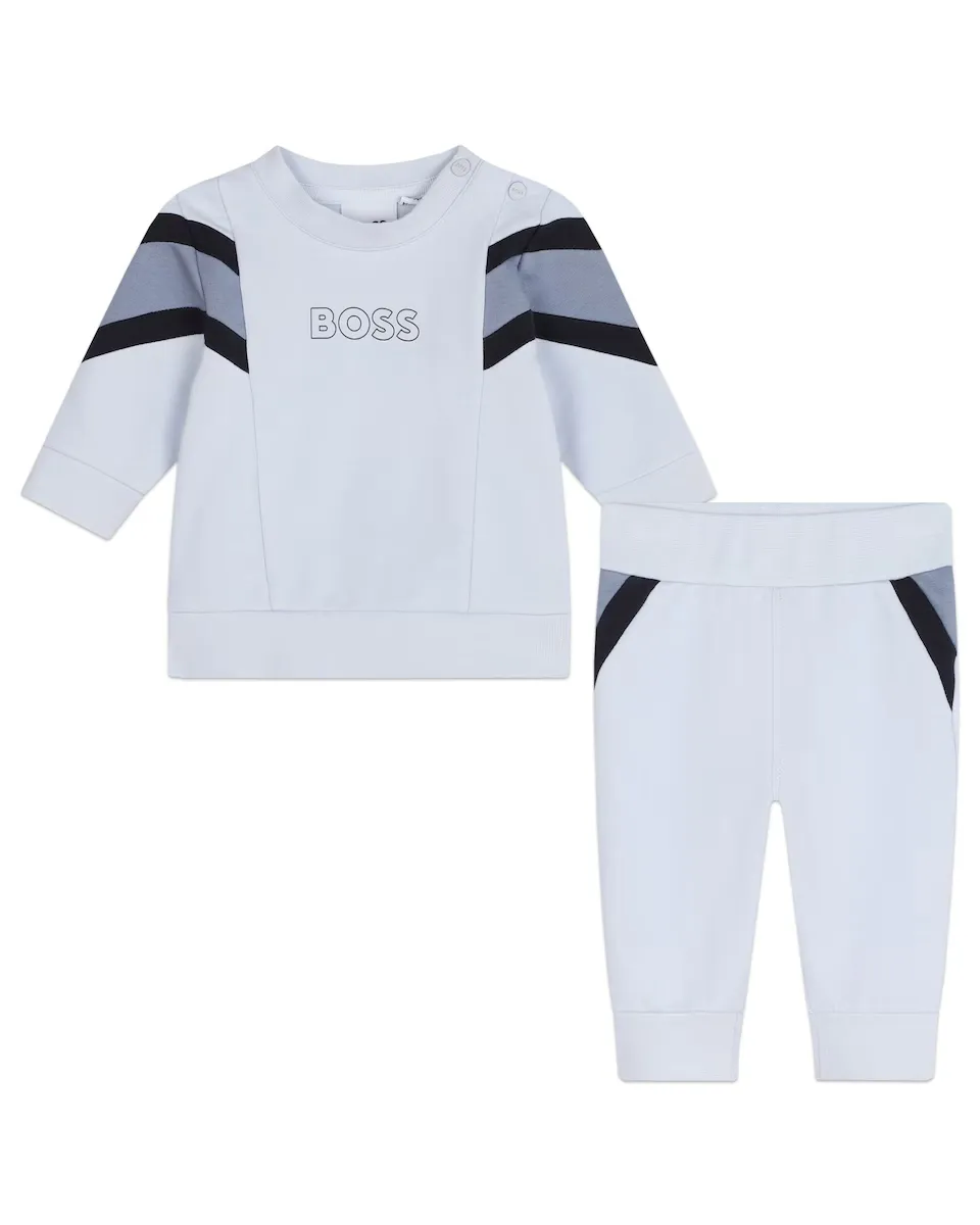 Синий спортивный костюм для мальчика с логотипом спереди BOSS Kidswear, светло-голубой
Синий спортивный костюм для мальчика с логотипом спереди BOSS Kidswear, светло-голубой