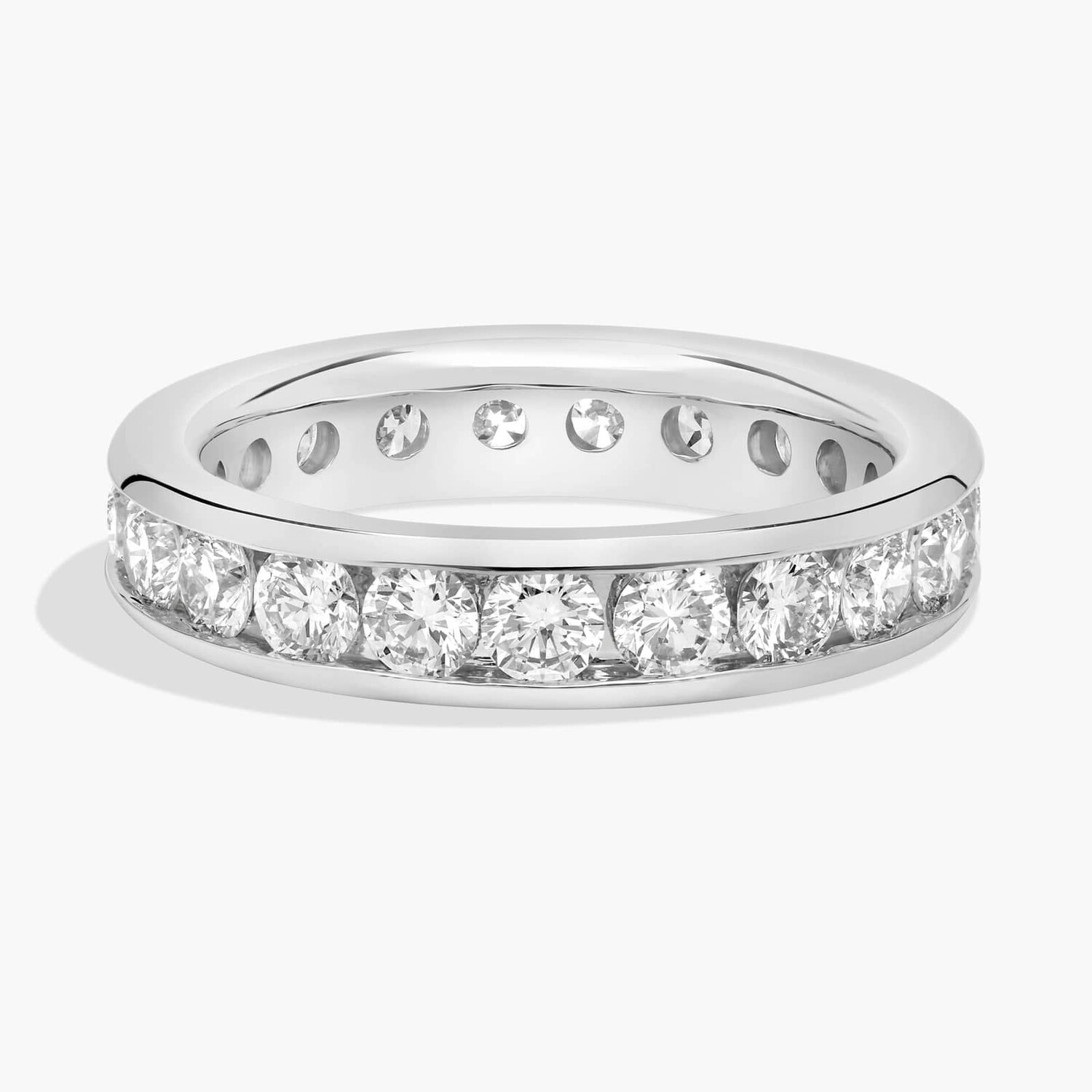 Кольцо-вечность с круглыми выращенными в лаборатории бриллиантами в канальной оправе из 14-каратного белого золота (2 карата, два карата - FG / VS2-SI1) Blue Nile