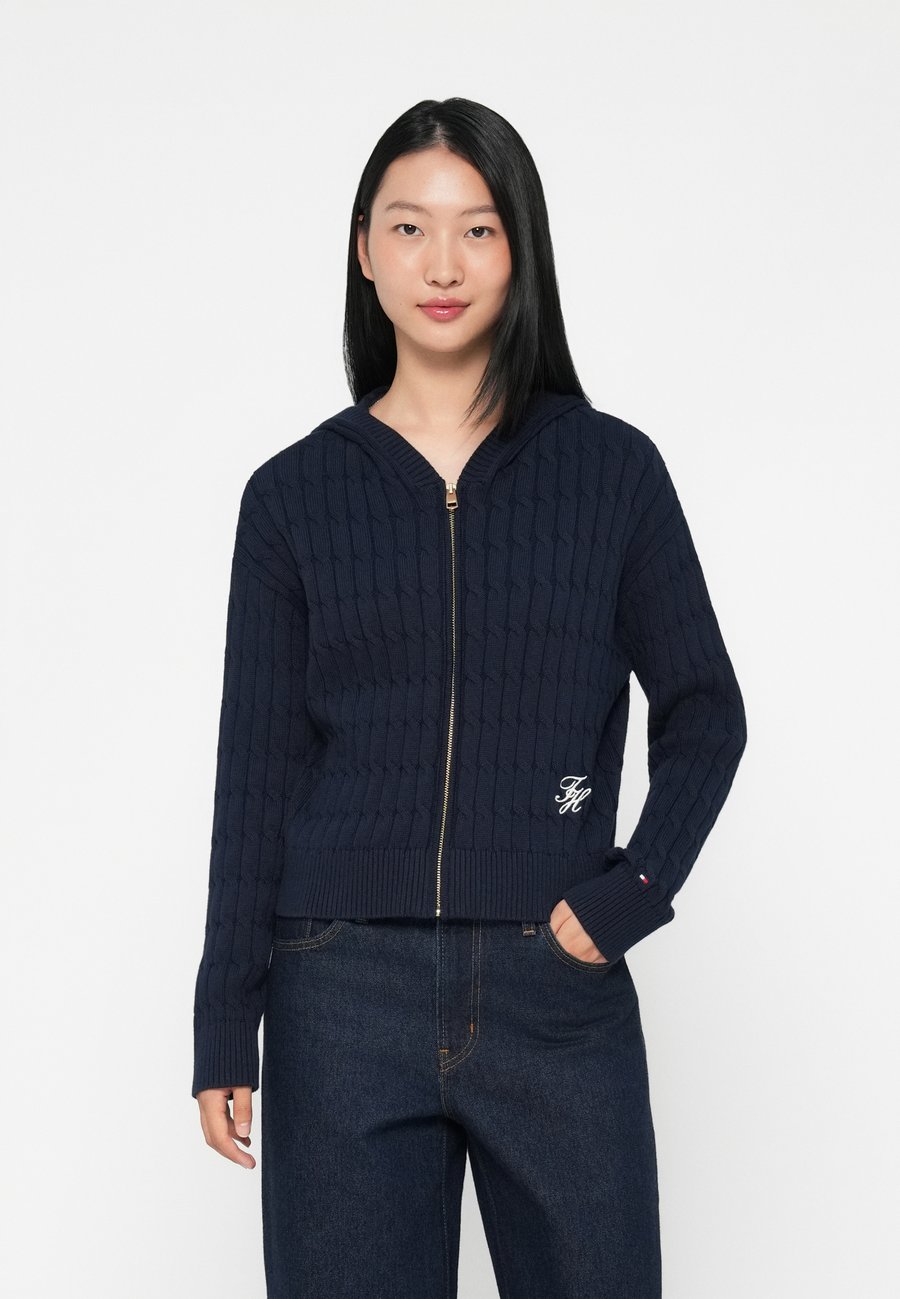 Толстовка Tommy Hilfiger CABLE ZIP HOODY, Dark Night Navy/Dark Blue, Синий, Толстовка Tommy Hilfiger CABLE ZIP HOODY, Dark Night Navy/Dark Blue
Толстовка Tommy Hilfiger CABLE ZIP HOODY, Dark Night Navy/Dark Blue, Синий, Толстовка Tommy Hilfiger CABLE ZIP HOODY, Dark Night Navy/Dark Blue