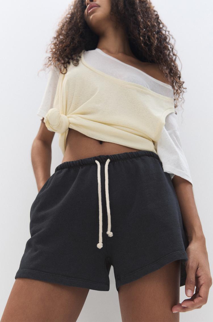 Спортивные шорты-бермуды с контрастным шнурком Pull And Bear, черный
Спортивные шорты-бермуды с контрастным шнурком Pull And Bear, черный