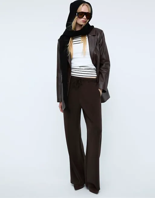 Коричневые брюки Soft Touch широкого кроя со швом Stradivarius
Коричневые брюки Soft Touch широкого кроя со швом Stradivarius