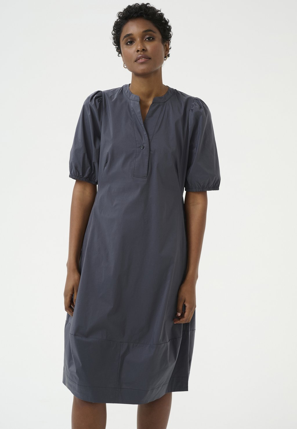 Повседневное платье CUANTOINETT Culture, серый
Повседневное платье CUANTOINETT Culture, серый