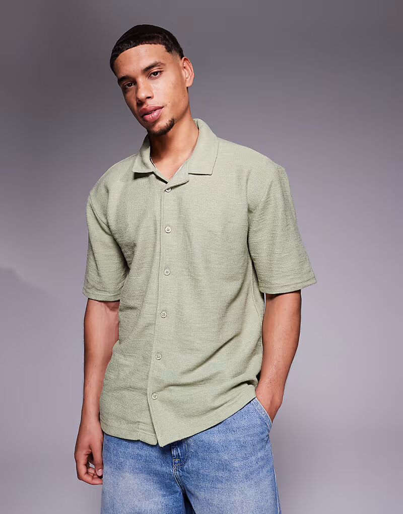 Потертая трикотажная фактурная рубашка с короткими рукавами в цвете шалфея Threadbare
Потертая трикотажная фактурная рубашка с короткими рукавами в цвете шалфея Threadbare