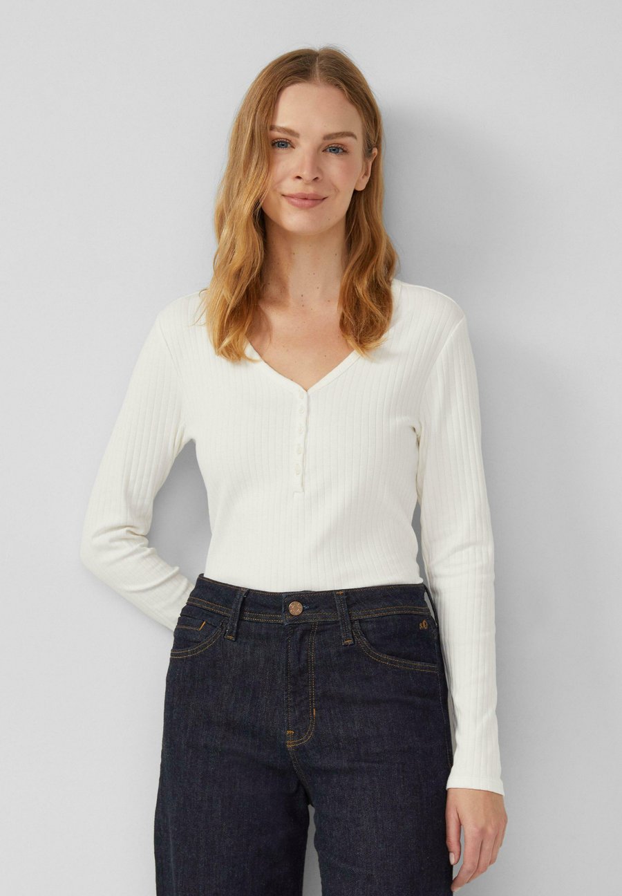 Топ s.Oliver MIT KNOPFLEISTE, Creme/Off-White
Топ s.Oliver MIT KNOPFLEISTE, Creme/Off-White