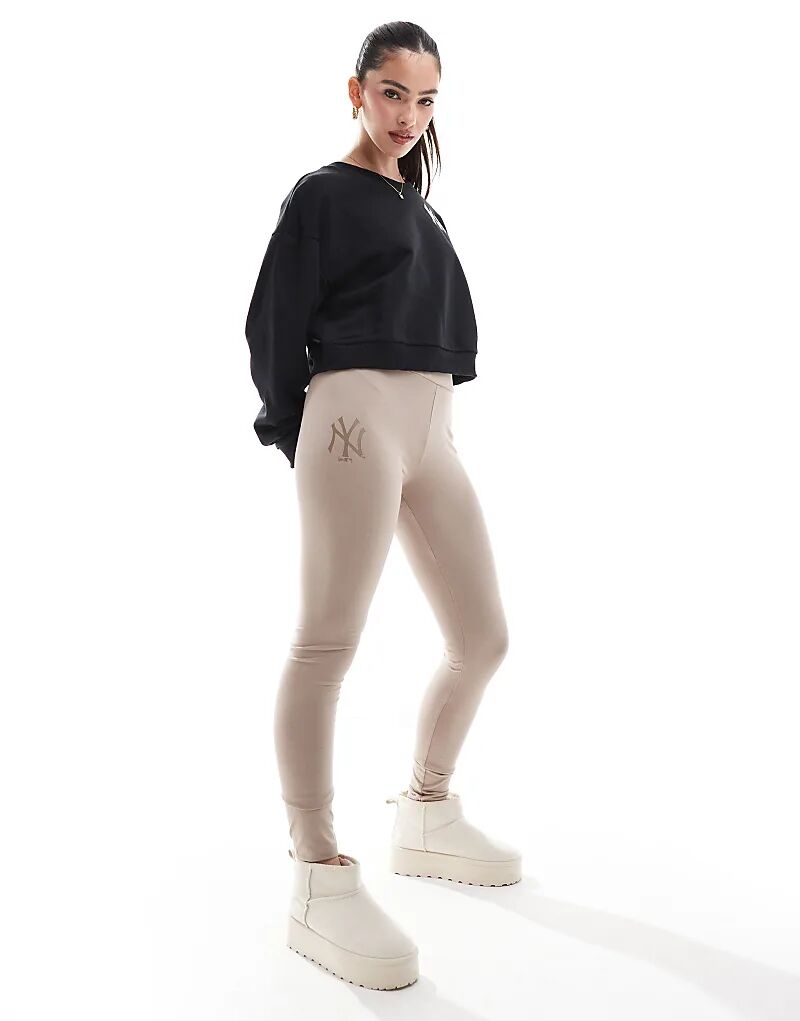 Леггинсы с логотипом NY Yankees бежевого цвета New Era
Леггинсы с логотипом NY Yankees бежевого цвета New Era