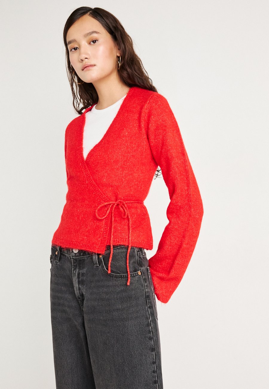 Кардиган Gina Tricot WRAP CARDIGAN, High Risk Red/Red
Кардиган Gina Tricot WRAP CARDIGAN, High Risk Red/Red