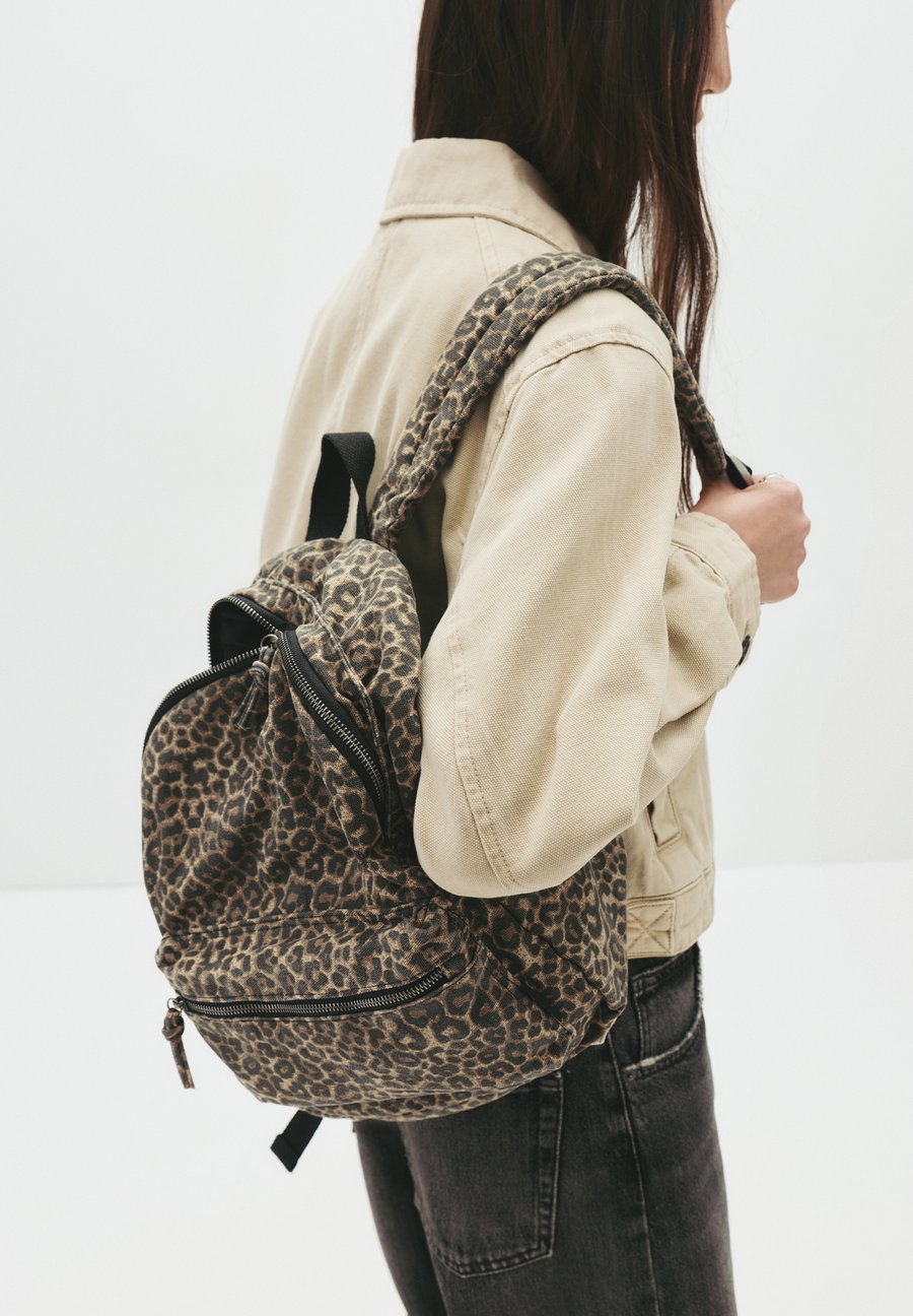 Рюкзак PULL&BEAR Rucksack, Mottled Dark Brown
Рюкзак PULL&BEAR Rucksack, Mottled Dark Brown