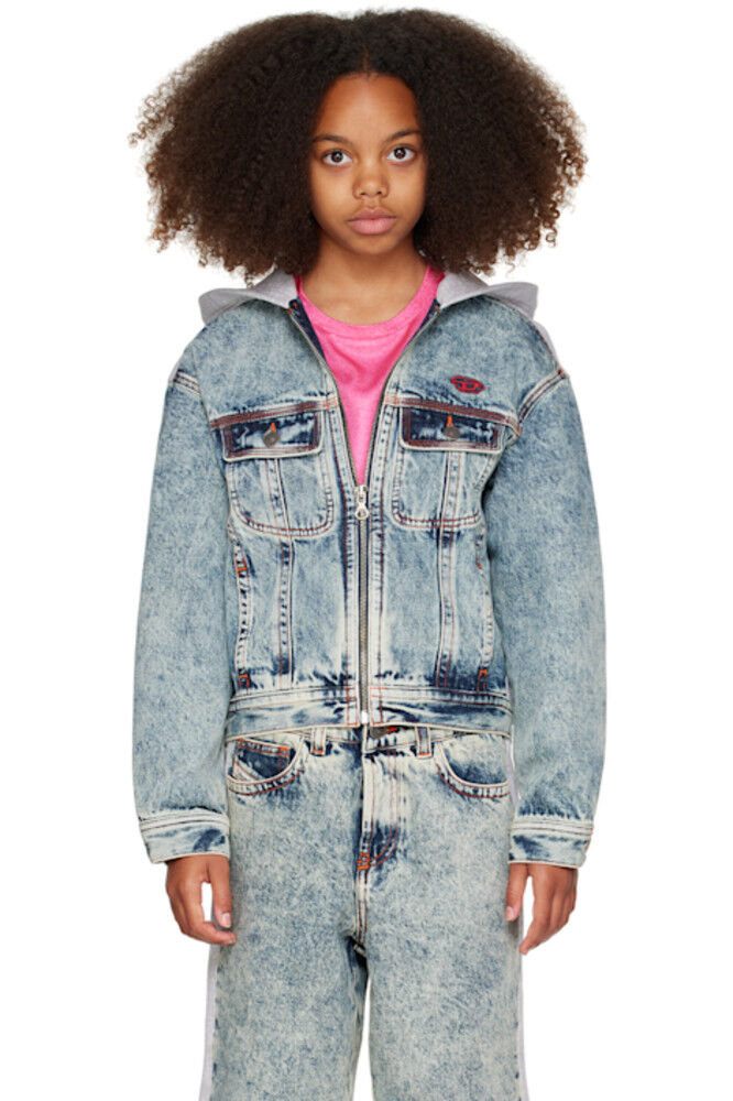 Детская синяя джинсовая куртка с вышитым логотипом Diesel
Детская синяя джинсовая куртка с вышитым логотипом Diesel